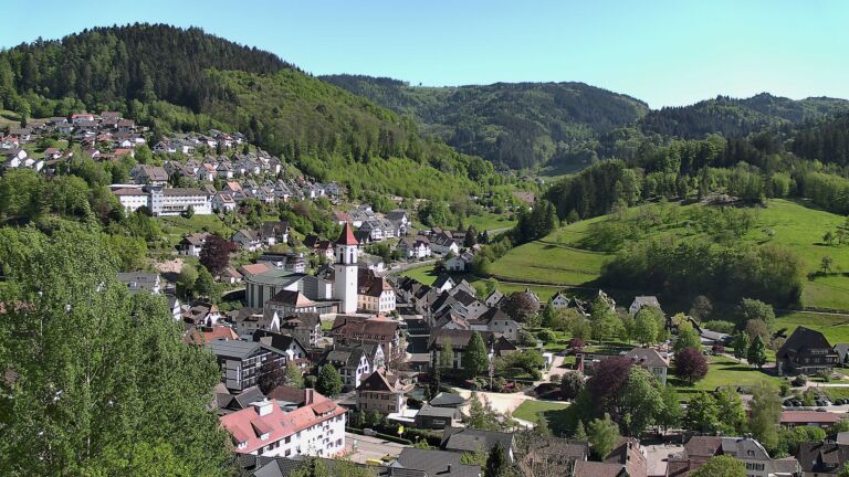 Dieses Bild zeigt eine Webcam-Aufnahme von Ottenhöfen, aufgenommen am Freitag, den 01.05.2026 um 16:30 Uhr