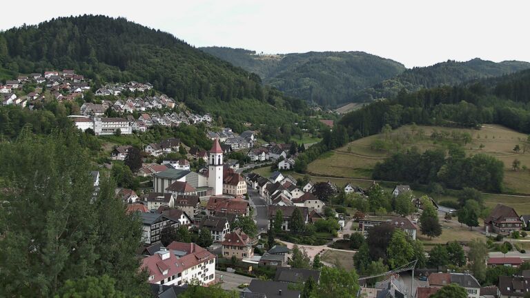 Dieses Bild zeigt eine Webcam-Aufnahme von Ottenhöfen, aufgenommen am Montag, den 03.08.2026 um 18:10 Uhr