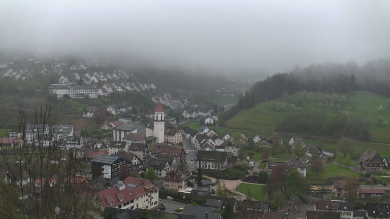 Dieses Bild zeigt eine Webcam-Aufnahme von Ottenhöfen, aufgenommen am Montag, den 13.04.2026 um 17:30 Uhr