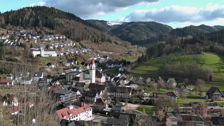 Dieses Bild zeigt eine Webcam-Aufnahme von Ottenhöfen, aufgenommen am Mittwoch, den 01.04.2026 um 18:00 Uhr