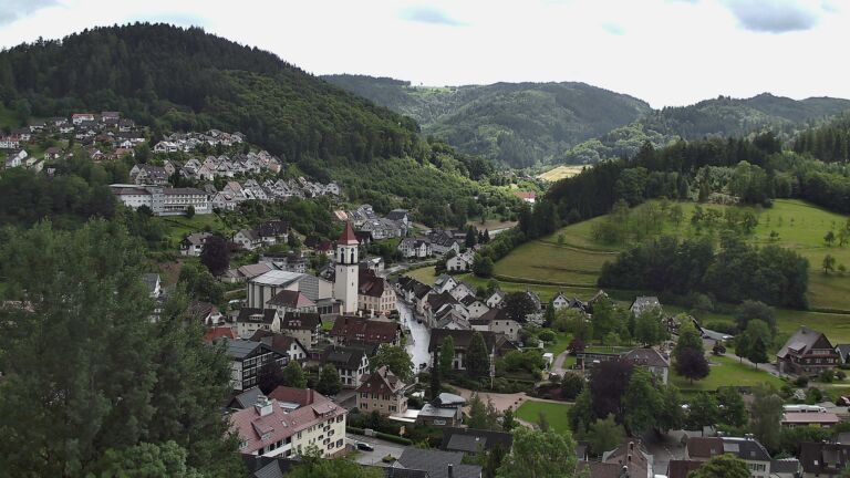 Dieses Bild zeigt eine Webcam-Aufnahme von Ottenhöfen, aufgenommen am Freitag, den 05.06.2026 um 14:00 Uhr