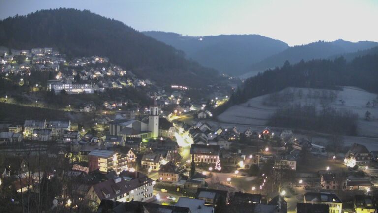 Dieses Bild zeigt eine Webcam-Aufnahme von Ottenhöfen, aufgenommen am Samstag, den 27.12.2025 um 17:20 Uhr