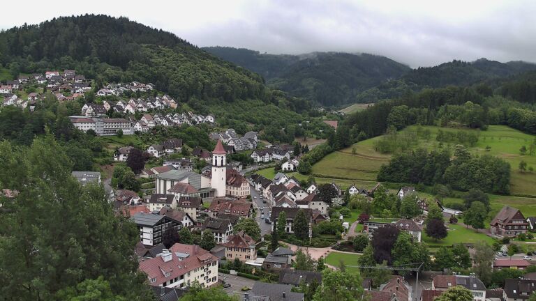 Dieses Bild zeigt eine Webcam-Aufnahme von Ottenhöfen, aufgenommen am Freitag, den 12.06.2026 um 18:10 Uhr