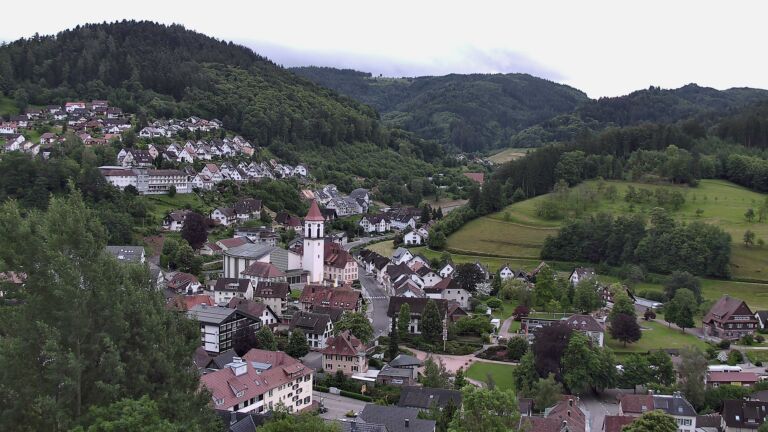 Dieses Bild zeigt eine Webcam-Aufnahme von Ottenhöfen, aufgenommen am Freitag, den 05.06.2026 um 06:20 Uhr