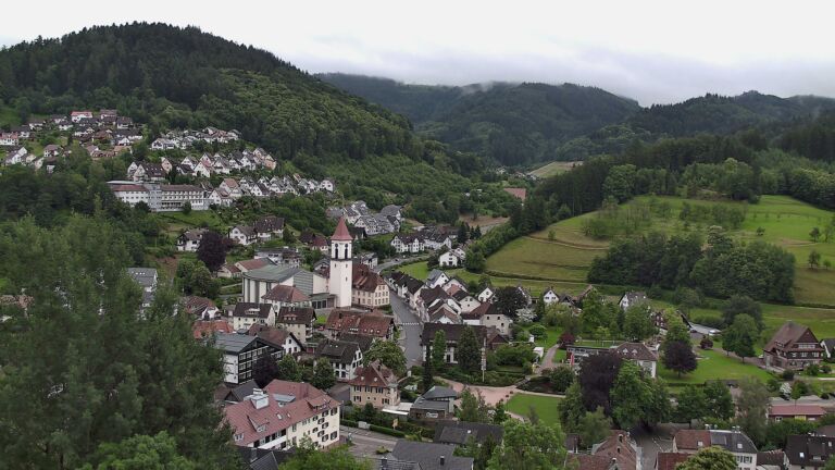 Dieses Bild zeigt eine Webcam-Aufnahme von Ottenhöfen, aufgenommen am Freitag, den 12.06.2026 um 12:50 Uhr