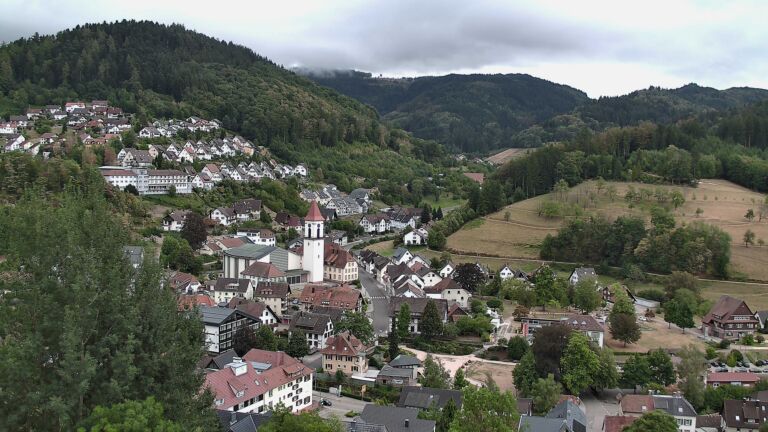 Dieses Bild zeigt eine Webcam-Aufnahme von Ottenhöfen, aufgenommen am Donnerstag, den 20.08.2026 um 13:30 Uhr