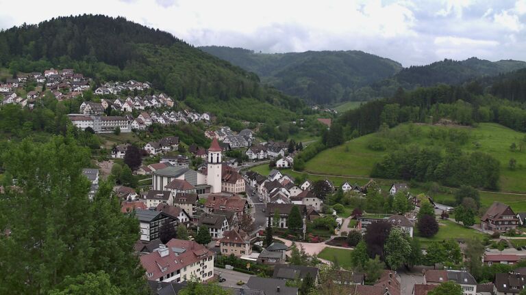 Dieses Bild zeigt eine Webcam-Aufnahme von Ottenhöfen, aufgenommen am Dienstag, den 05.05.2026 um 17:30 Uhr