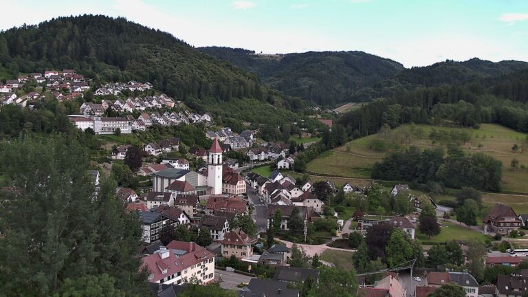Dieses Bild zeigt eine Webcam-Aufnahme von Ottenhöfen, aufgenommen am Montag, den 06.07.2026 um 19:00 Uhr