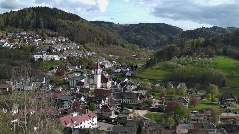 Dieses Bild zeigt eine Webcam-Aufnahme von Ottenhöfen, aufgenommen am Donnerstag, den 16.04.2026 um 17:30 Uhr