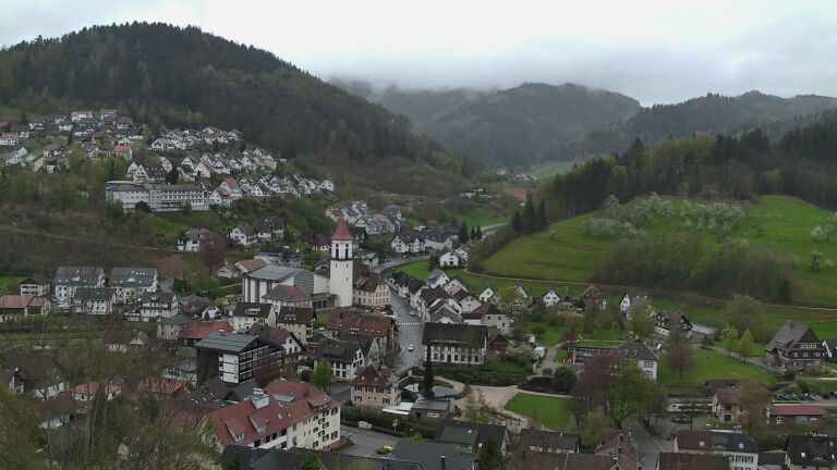 Dieses Bild zeigt eine Webcam-Aufnahme von Ottenhöfen, aufgenommen am Sonntag, den 12.04.2026 um 13:40 Uhr