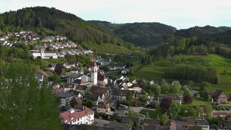 Dieses Bild zeigt eine Webcam-Aufnahme von Ottenhöfen, aufgenommen am Montag, den 27.04.2026 um 19:20 Uhr