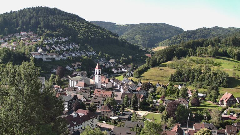 Dieses Bild zeigt eine Webcam-Aufnahme von Ottenhöfen, aufgenommen am Montag, den 15.06.2026 um 08:30 Uhr
