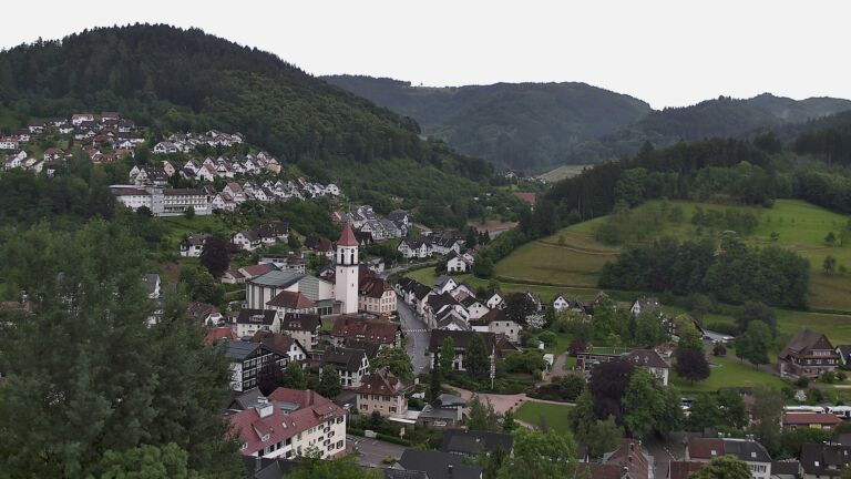 Dieses Bild zeigt eine Webcam-Aufnahme von Ottenhöfen, aufgenommen am Montag, den 08.06.2026 um 18:40 Uhr