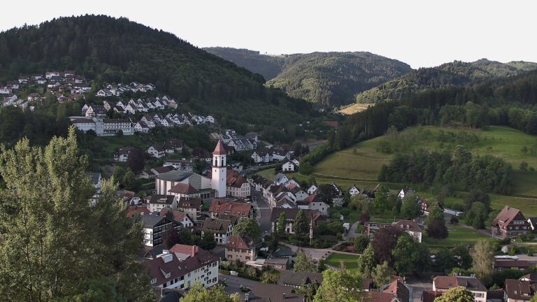 Dieses Bild zeigt eine Webcam-Aufnahme von Ottenhöfen, aufgenommen am Sonntag, den 07.06.2026 um 07:10 Uhr