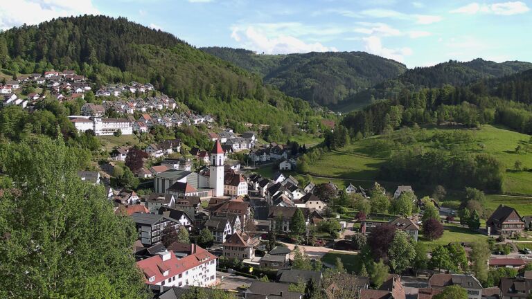 Dieses Bild zeigt eine Webcam-Aufnahme von Ottenhöfen, aufgenommen am Samstag, den 02.05.2026 um 18:10 Uhr