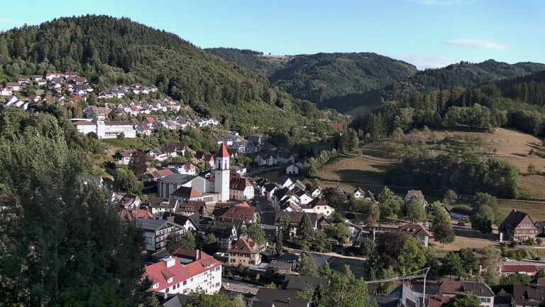 Dieses Bild zeigt eine Webcam-Aufnahme von Ottenhöfen, aufgenommen am Donnerstag, den 06.08.2026 um 19:10 Uhr
