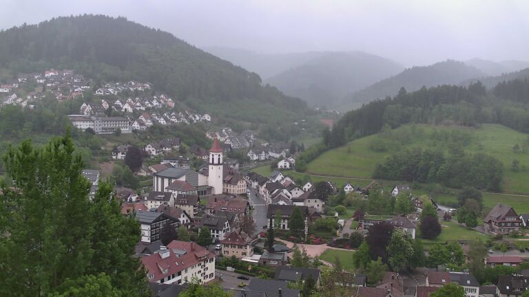 Dieses Bild zeigt eine Webcam-Aufnahme von Ottenhöfen, aufgenommen am Dienstag, den 05.05.2026 um 18:00 Uhr