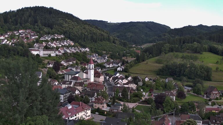 Dieses Bild zeigt eine Webcam-Aufnahme von Ottenhöfen, aufgenommen am Montag, den 15.06.2026 um 19:20 Uhr