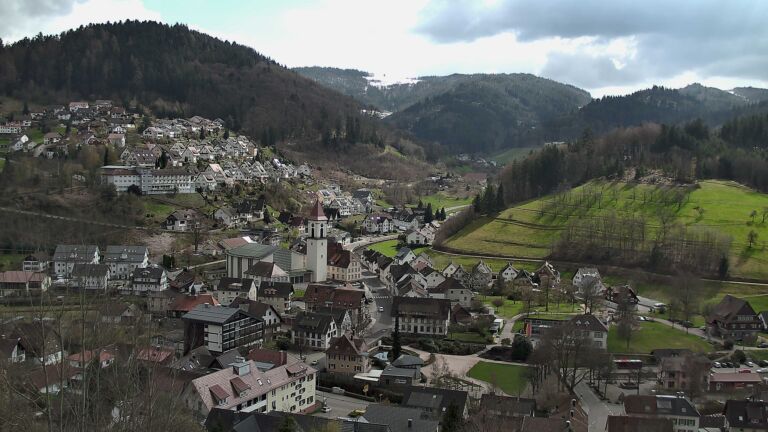 Dieses Bild zeigt eine Webcam-Aufnahme von Ottenhöfen, aufgenommen am Freitag, den 27.03.2026 um 13:50 Uhr