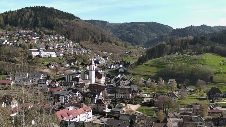 Dieses Bild zeigt eine Webcam-Aufnahme von Ottenhöfen, aufgenommen am Donnerstag, den 09.04.2026 um 17:00 Uhr