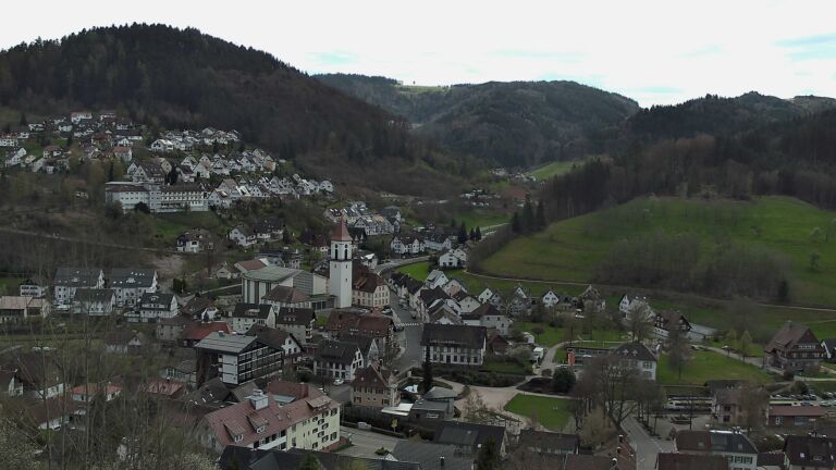 Dieses Bild zeigt eine Webcam-Aufnahme von Ottenhöfen, aufgenommen am Sonntag, den 05.04.2026 um 13:30 Uhr