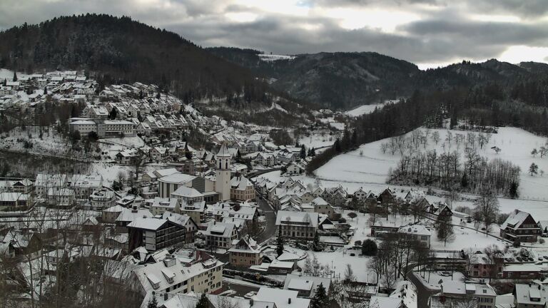 Dieses Bild zeigt eine Webcam-Aufnahme von Ottenhöfen, aufgenommen am Sonntag, den 04.01.2026 um 14:40 Uhr