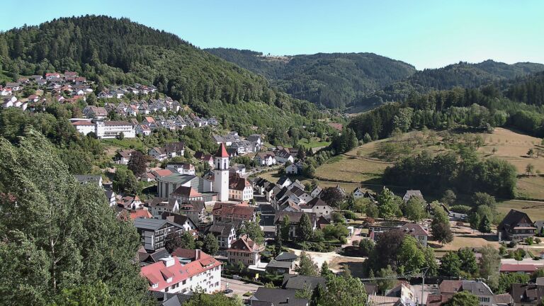Dieses Bild zeigt eine Webcam-Aufnahme von Ottenhöfen, aufgenommen am Dienstag, den 28.07.2026 um 17:10 Uhr