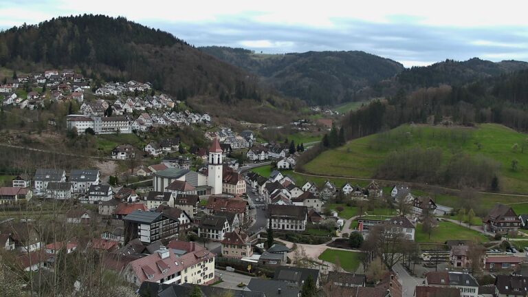 Dieses Bild zeigt eine Webcam-Aufnahme von Ottenhöfen, aufgenommen am Sonntag, den 05.04.2026 um 16:40 Uhr