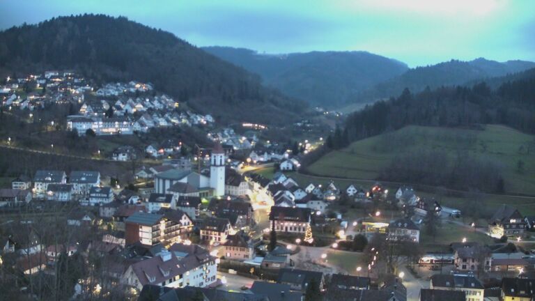 Dieses Bild zeigt eine Webcam-Aufnahme von Ottenhöfen, aufgenommen am Dienstag, den 23.12.2025 um 17:00 Uhr