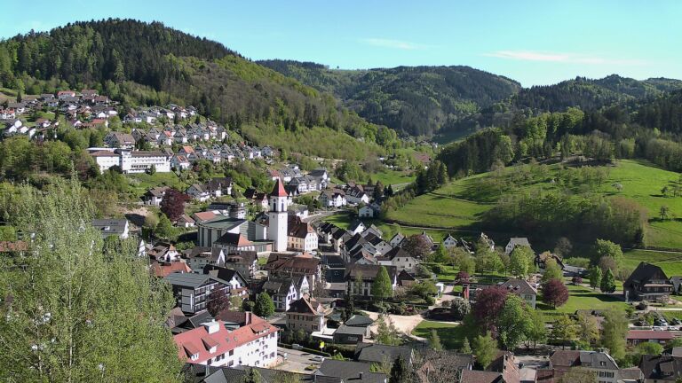 Dieses Bild zeigt eine Webcam-Aufnahme von Ottenhöfen, aufgenommen am Samstag, den 25.04.2026 um 17:10 Uhr