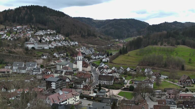 Dieses Bild zeigt eine Webcam-Aufnahme von Ottenhöfen, aufgenommen am Freitag, den 13.03.2026 um 13:30 Uhr