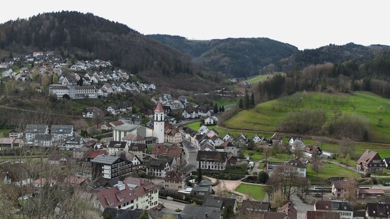 Dieses Bild zeigt eine Webcam-Aufnahme von Ottenhöfen, aufgenommen am Sonntag, den 05.04.2026 um 09:30 Uhr