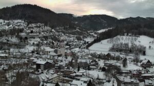 Dieses Bild zeigt eine Webcam-Aufnahme von Ottenhöfen, aufgenommen am Mittwoch, den 07.01.2026 um 16:10 Uhr