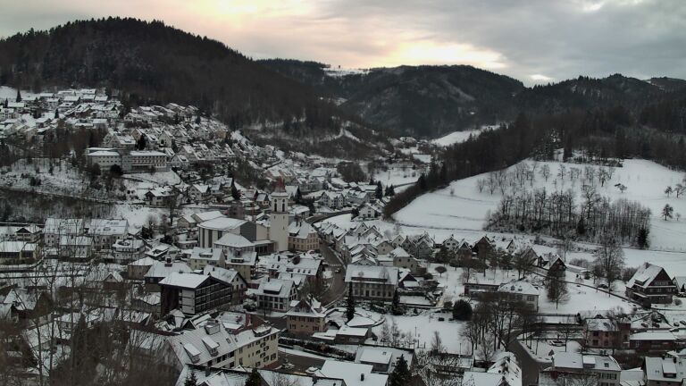 Dieses Bild zeigt eine Webcam-Aufnahme von Ottenhöfen, aufgenommen am Mittwoch, den 07.01.2026 um 16:10 Uhr