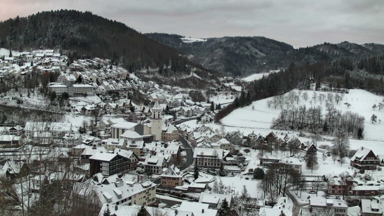 Dieses Bild zeigt eine Webcam-Aufnahme von Ottenhöfen, aufgenommen am Sonntag, den 04.01.2026 um 08:20 Uhr