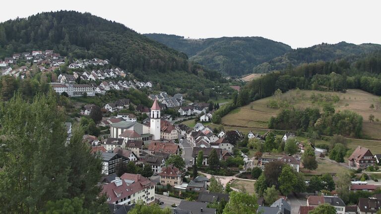 Dieses Bild zeigt eine Webcam-Aufnahme von Ottenhöfen, aufgenommen am Donnerstag, den 27.08.2026 um 08:10 Uhr