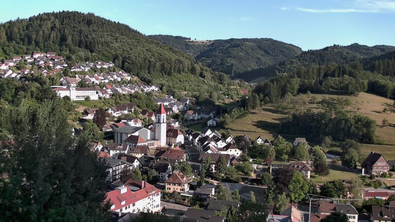Dieses Bild zeigt eine Webcam-Aufnahme von Ottenhöfen, aufgenommen am Sonntag, den 12.07.2026 um 19:30 Uhr