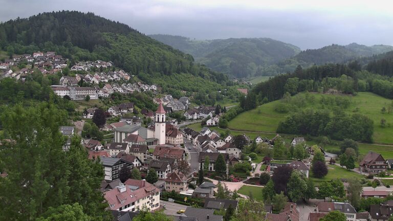 Dieses Bild zeigt eine Webcam-Aufnahme von Ottenhöfen, aufgenommen am Sonntag, den 10.05.2026 um 17:40 Uhr