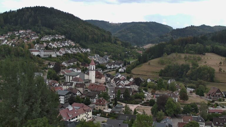 Dieses Bild zeigt eine Webcam-Aufnahme von Ottenhöfen, aufgenommen am Montag, den 17.08.2026 um 17:10 Uhr