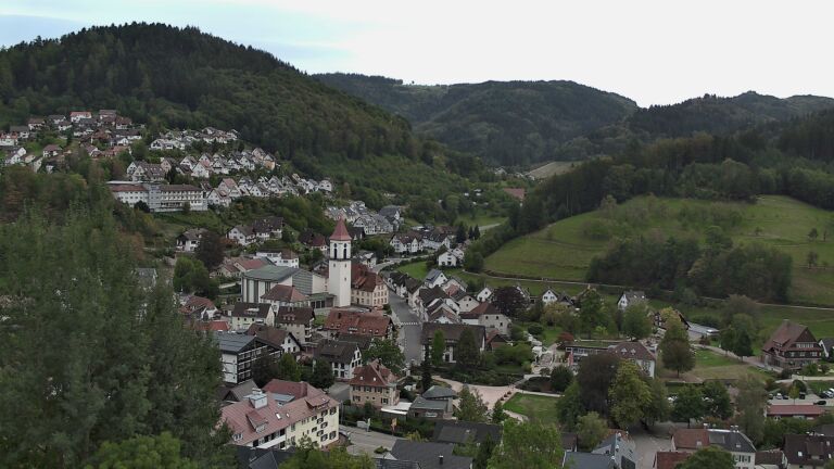 Dieses Bild zeigt eine Webcam-Aufnahme von Ottenhöfen, aufgenommen am Sonntag, den 20.09.2026 um 17:00 Uhr