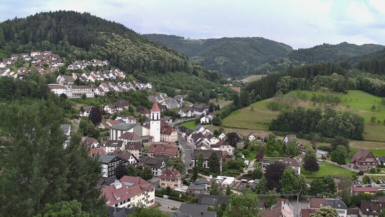 Dieses Bild zeigt eine Webcam-Aufnahme von Ottenhöfen, aufgenommen am Freitag, den 19.06.2026 um 20:10 Uhr