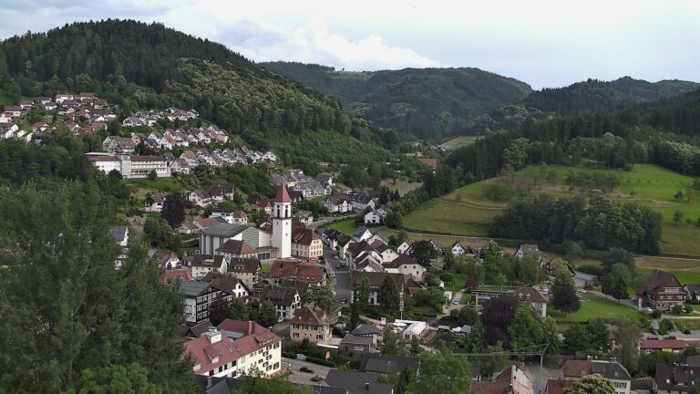 Dieses Bild zeigt eine Webcam-Aufnahme von Ottenhöfen, aufgenommen am Freitag, den 19.06.2026 um 18:50 Uhr