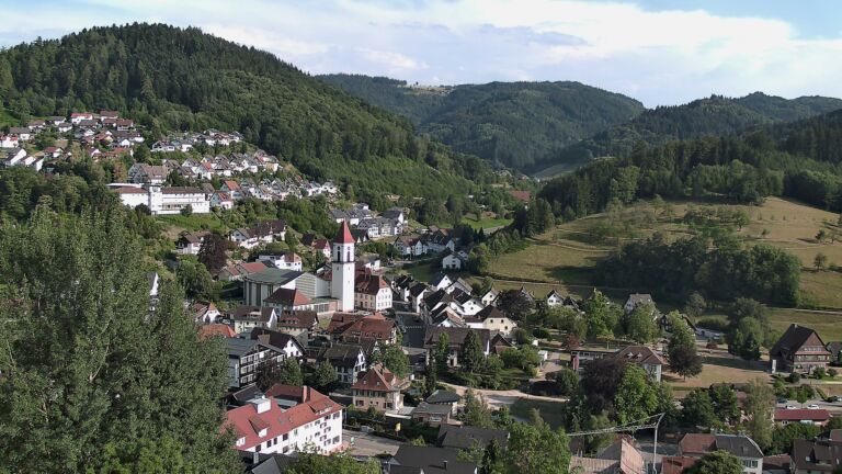 Dieses Bild zeigt eine Webcam-Aufnahme von Ottenhöfen, aufgenommen am Samstag, den 18.07.2026 um 18:40 Uhr