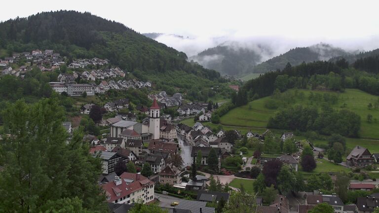 Dieses Bild zeigt eine Webcam-Aufnahme von Ottenhöfen, aufgenommen am Sonntag, den 10.05.2026 um 18:50 Uhr