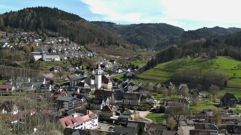 Dieses Bild zeigt eine Webcam-Aufnahme von Ottenhöfen, aufgenommen am Montag, den 06.04.2026 um 16:20 Uhr