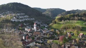 Dieses Bild zeigt eine Webcam-Aufnahme von Ottenhöfen, aufgenommen am Freitag, den 17.04.2026 um 08:00 Uhr