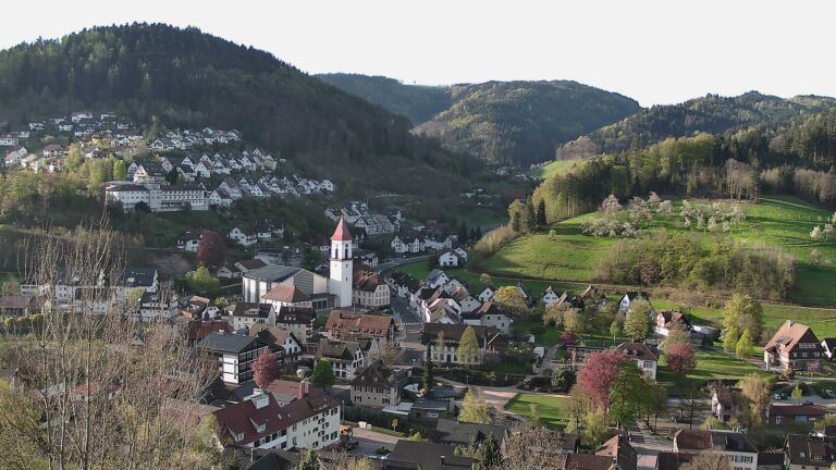 Dieses Bild zeigt eine Webcam-Aufnahme von Ottenhöfen, aufgenommen am Freitag, den 17.04.2026 um 08:00 Uhr