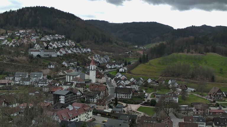 Dieses Bild zeigt eine Webcam-Aufnahme von Ottenhöfen, aufgenommen am Montag, den 16.03.2026 um 13:30 Uhr