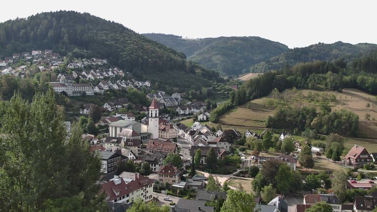 Dieses Bild zeigt eine Webcam-Aufnahme von Ottenhöfen, aufgenommen am Donnerstag, den 27.08.2026 um 09:50 Uhr