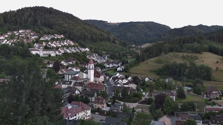 Dieses Bild zeigt eine Webcam-Aufnahme von Ottenhöfen, aufgenommen am Sonntag, den 12.07.2026 um 21:30 Uhr